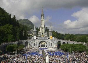 foule-cathedrale-lourdes.jpg