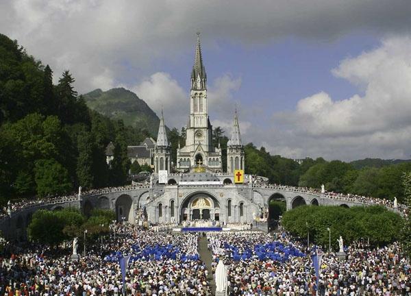 foule-cathedrale-lourdes.jpg